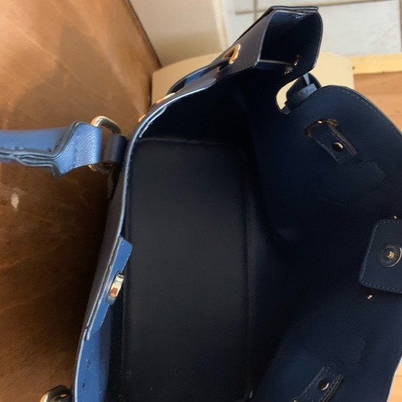 Gorgeous navy satchel style handbag with crossover - Picture 2 of 4